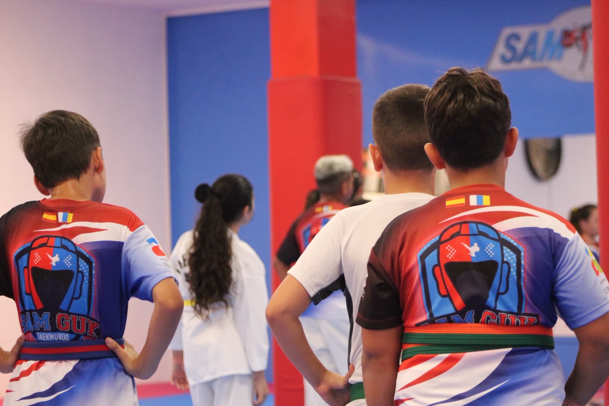 Alumnos de SAMGUK entrenando en el tatami del club.