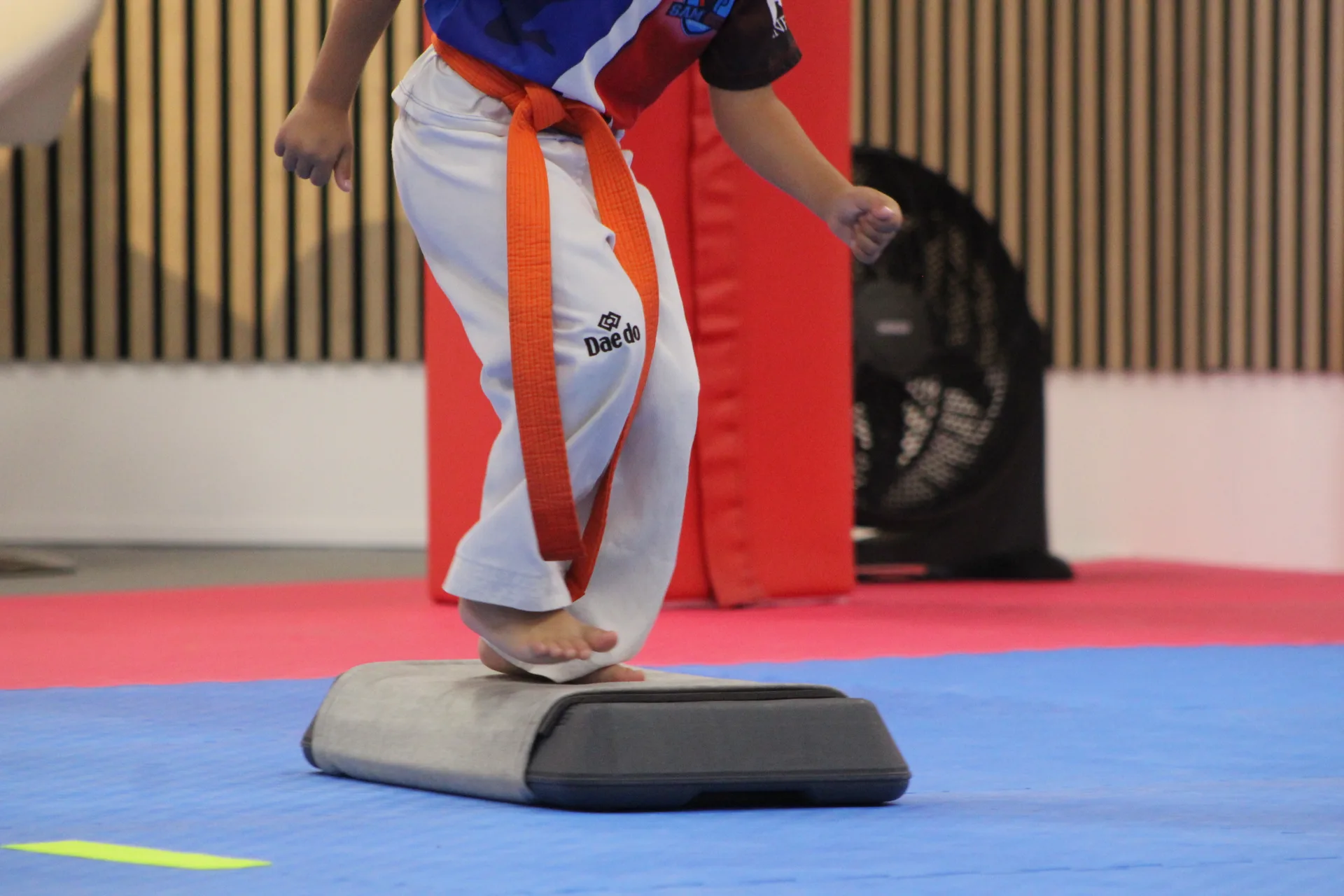 Alumno de SAMGUK realizando un ejercicio de equilibrio sobre una plataforma